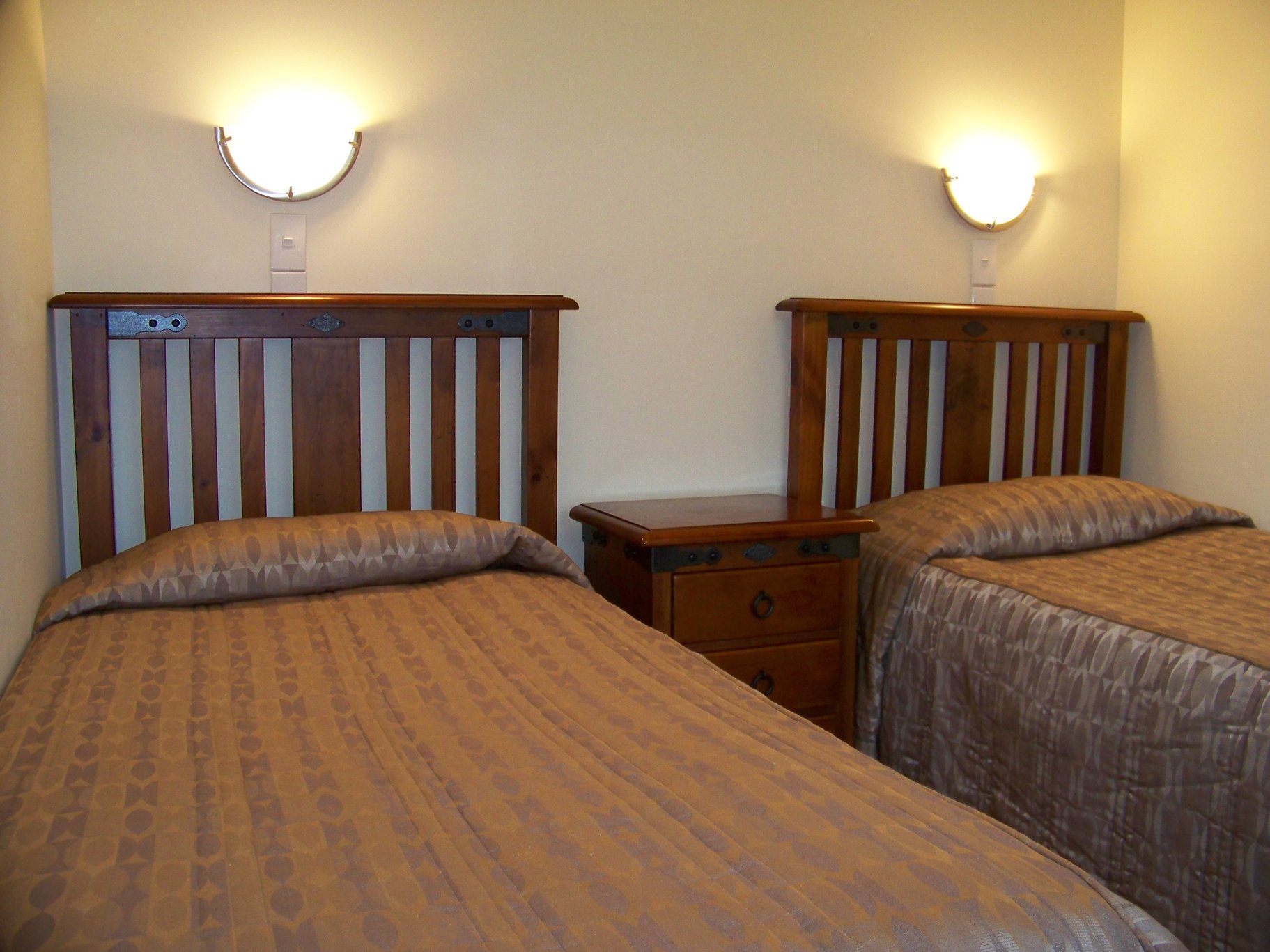 Aaron Court Motor Inn - Accommodation